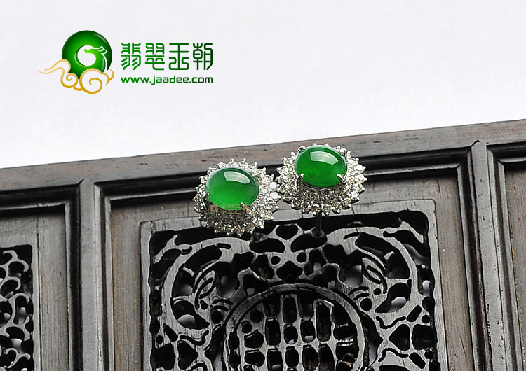 冰种阳绿缅甸翡翠A货镶白金耳钉(真钻)