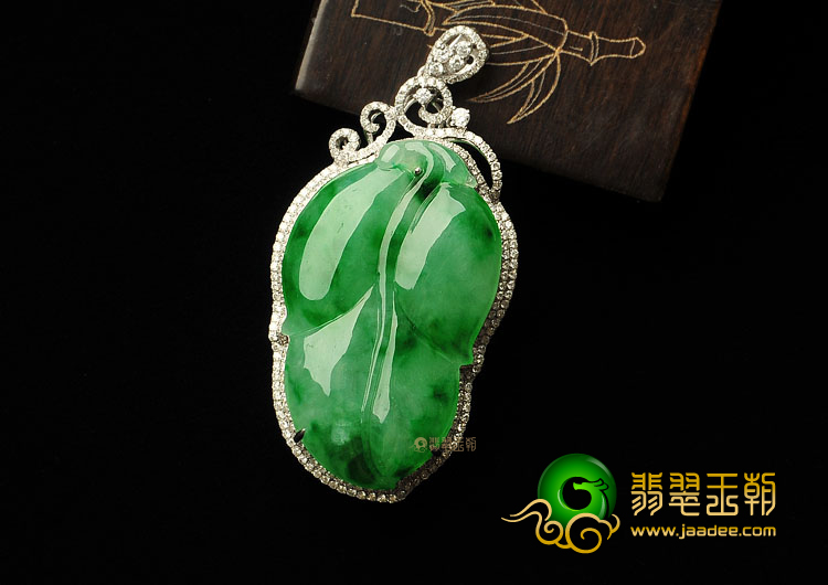糯冰种翠色缅甸翡翠A货镶白金金枝玉叶胸坠(真钻)