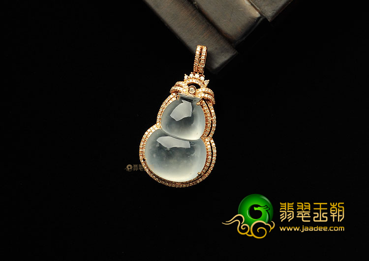 冰种淡晴水缅甸翡翠A货镶玫瑰金葫芦胸坠(真钻)