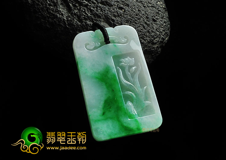 糯冰种翠色缅甸翡翠A货如意牌挂件