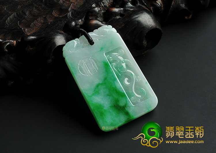 糯冰种翠色缅甸翡翠A货仿古龙牌挂件
