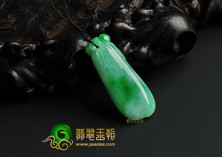 糯冰种翠色缅甸翡翠A货福瓜挂件