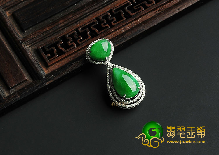 糯冰种阳绿缅甸翡翠A货镶白金胸坠(真钻)