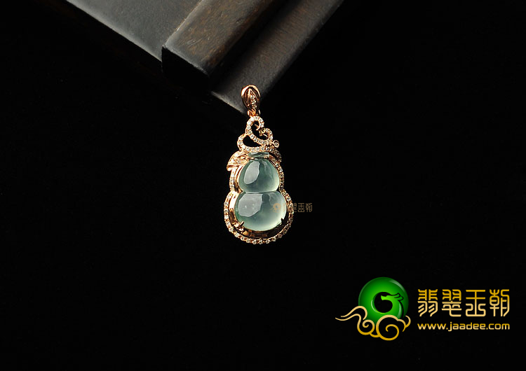 (超值推荐)冰玻种略飘花缅甸翡翠A货镶玫瑰金葫芦胸坠(真钻)
