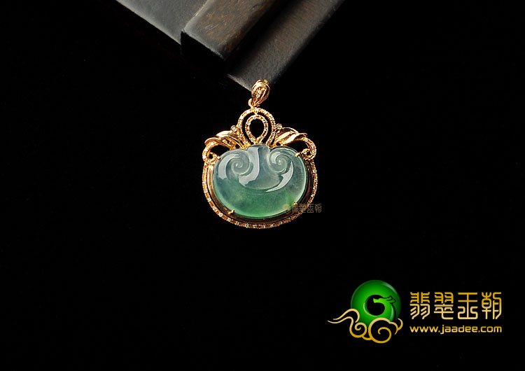 冰种略飘花缅甸翡翠A货镶玫瑰金如意胸坠(真钻)