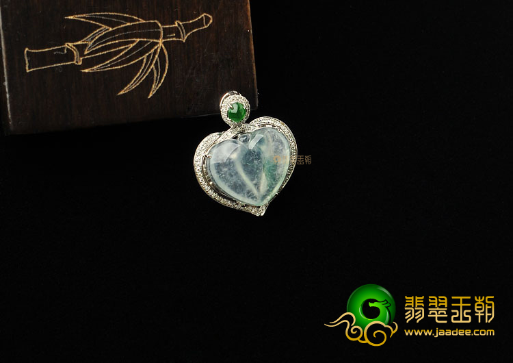 (超级推荐)冰玻种飘花缅甸翡翠A货镶白金心心相印胸坠(真钻)
