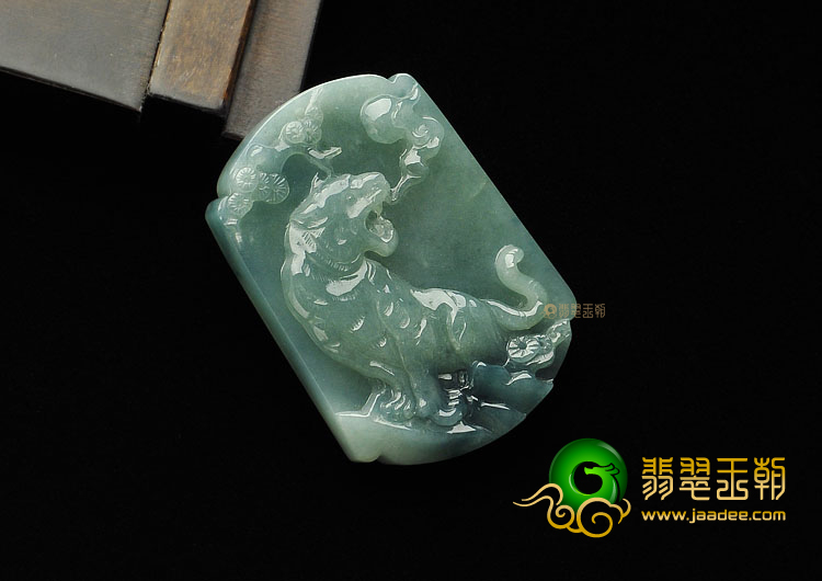 糯冰种晴水缅甸翡翠A货虎虎生威挂件
