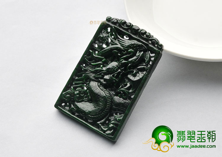 细糯种干青缅甸翡翠A货龙牌挂件