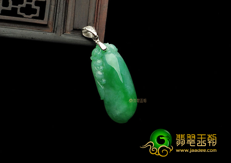 糯冰种翠色缅甸翡翠A货福瓜挂件