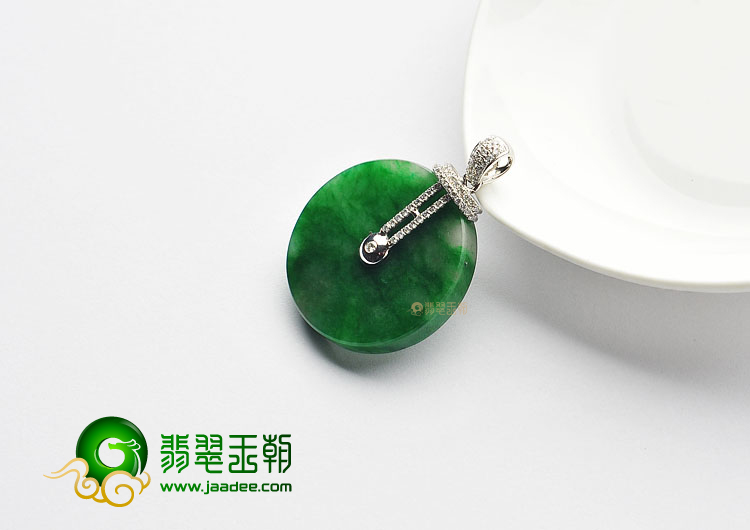 糯冰种翠色缅甸翡翠A货镶白金平安扣胸坠(真钻)