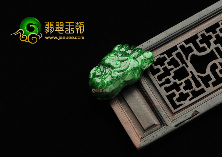 细糯种浓绿缅甸翡翠A货知足常乐挂件