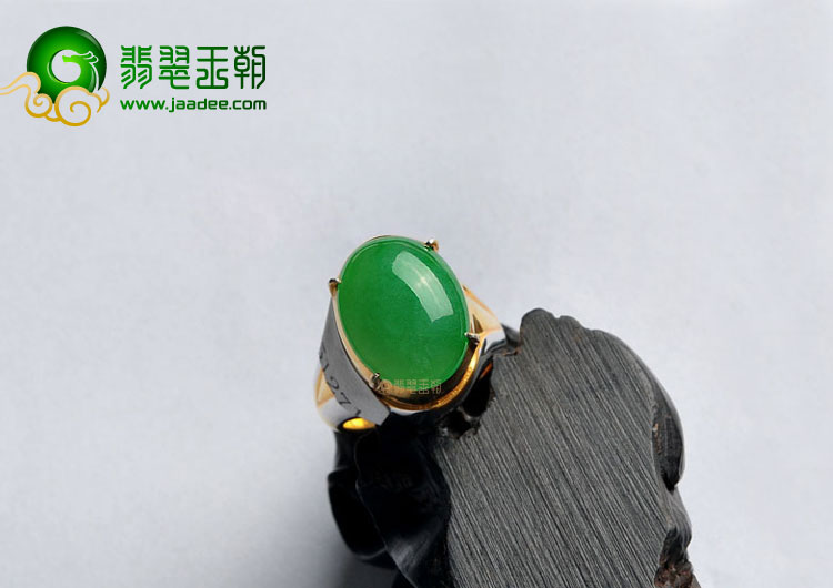 冰种翠色缅甸翡翠A货戒面