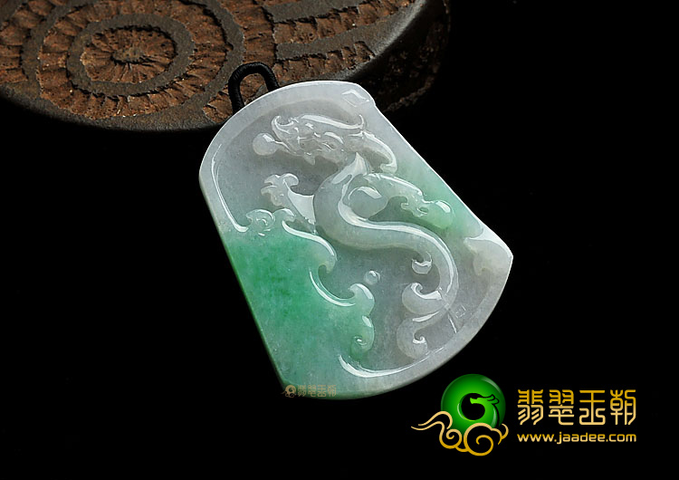 糯冰种淡春带彩缅甸翡翠A货龙牌挂件
