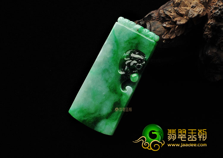 糯冰种飘翠缅甸翡翠A货仿古龙牌挂件