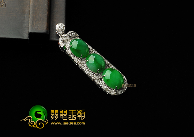 冰种翠色缅甸翡翠A货镶白金四季豆胸坠(真钻)