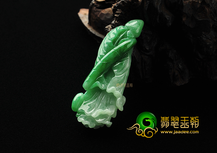 糯冰种翠色缅甸翡翠A货白菜挂件
