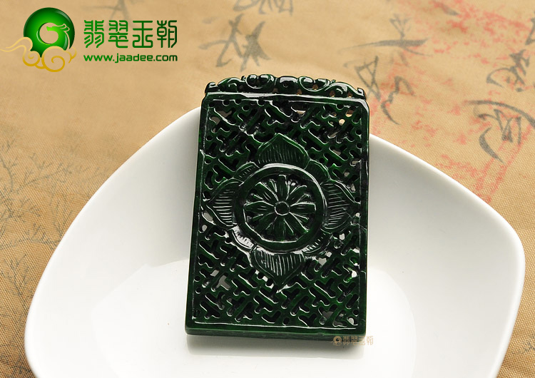 细糯种干青缅甸翡翠A货龙牌挂件