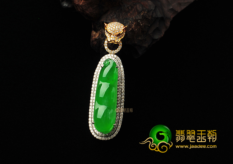 冰种阳绿缅甸翡翠A货镶白金四季豆胸坠(真钻)