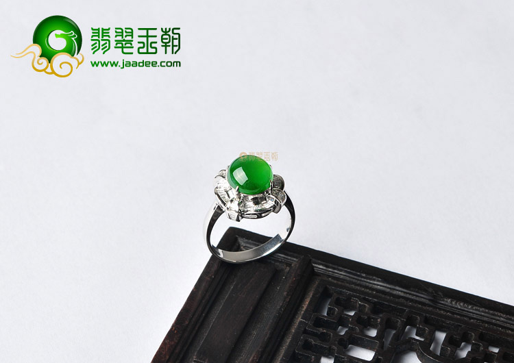 冰种翠色缅甸翡翠A货镶白金戒指(真钻)