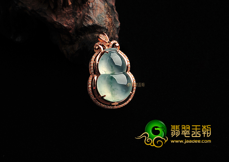 冰种略飘花缅甸翡翠A货镶玫瑰金葫芦胸坠(真钻)