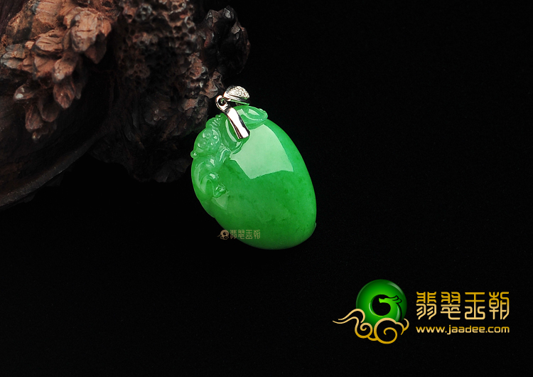 糯冰种翠色缅甸翡翠A货寿桃挂件