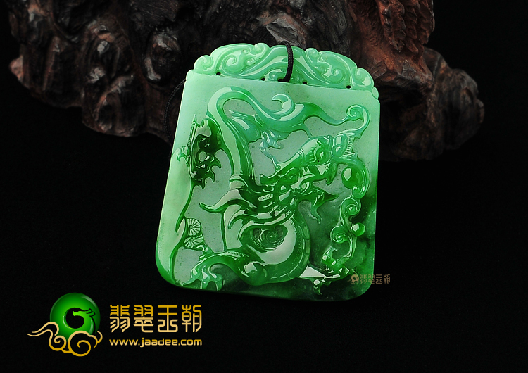 冰种阳绿缅甸翡翠A货龙牌挂件
