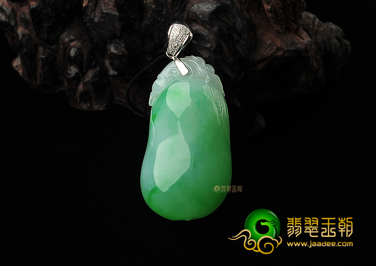糯冰种翠色缅甸翡翠A货福瓜挂件