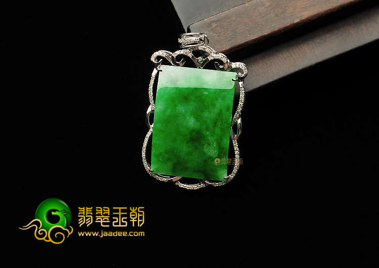 糯冰种翠色缅甸翡翠A货镶白金方牌胸坠(真钻)