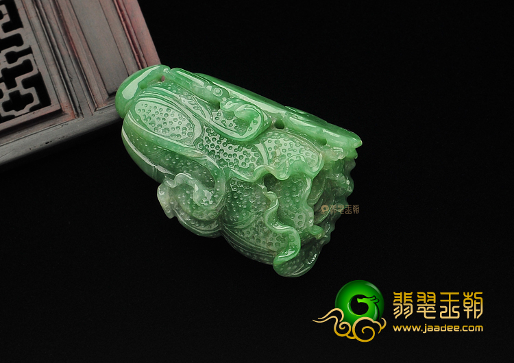 糯冰种翠色缅甸翡翠A货白菜挂件