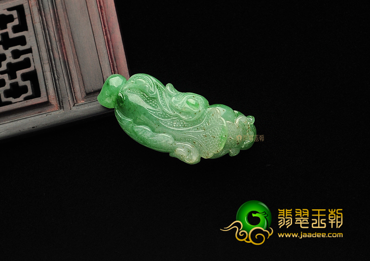 糯冰种翠色缅甸翡翠A货白菜挂件