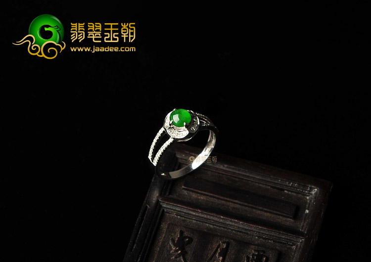 冰种翠色缅甸翡翠A货镶白金戒指(真钻)