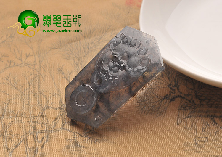 冰种(乌鸡种)墨色饕餮挂件