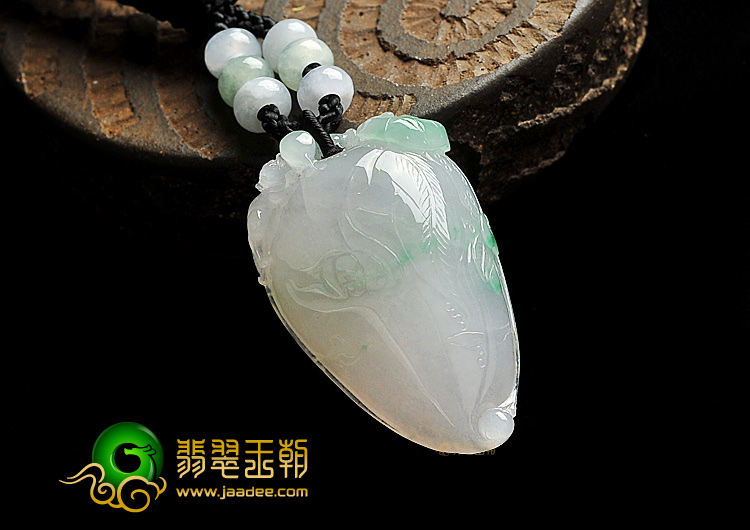糯冰种飘翠寿桃挂件