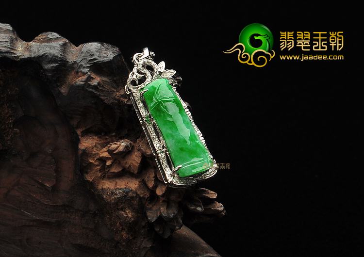 糯冰种飘翠镶白金节节高胸坠(真钻)