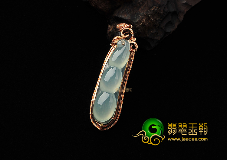 冰种淡晴水镶玫瑰金四季豆胸坠(真钻)