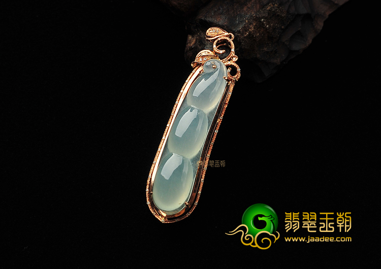 冰种淡晴水镶玫瑰金四季豆胸坠(真钻)