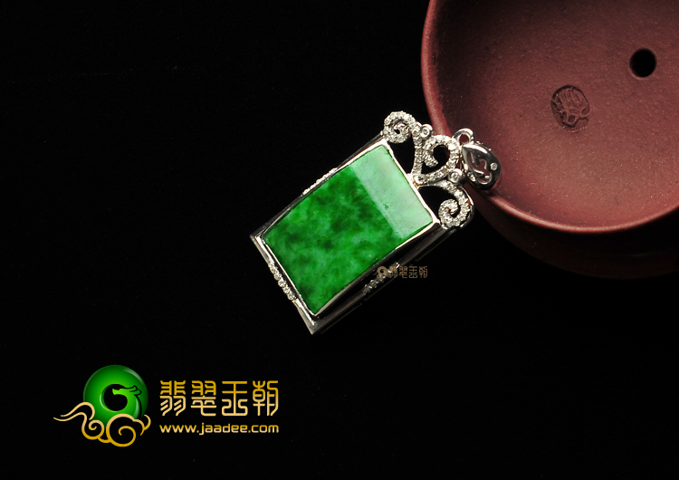(超值推荐)糯冰种翠色镶白金方牌胸坠(真钻)