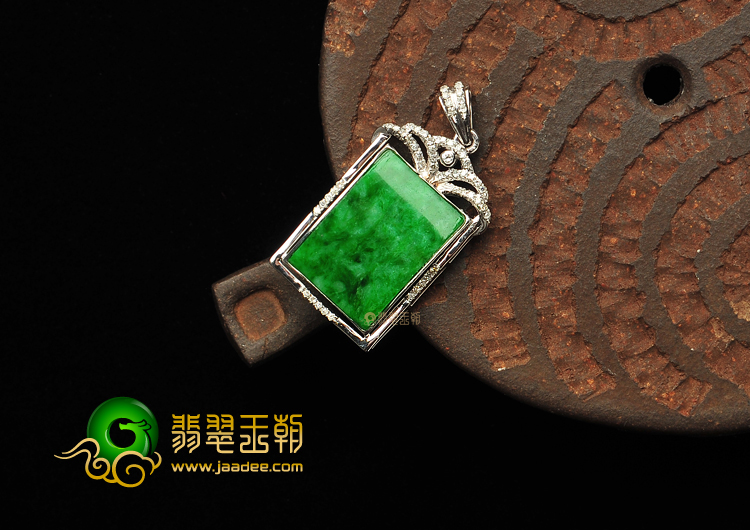 (超值推荐)糯冰种翠色镶白金方牌胸坠(真钻)