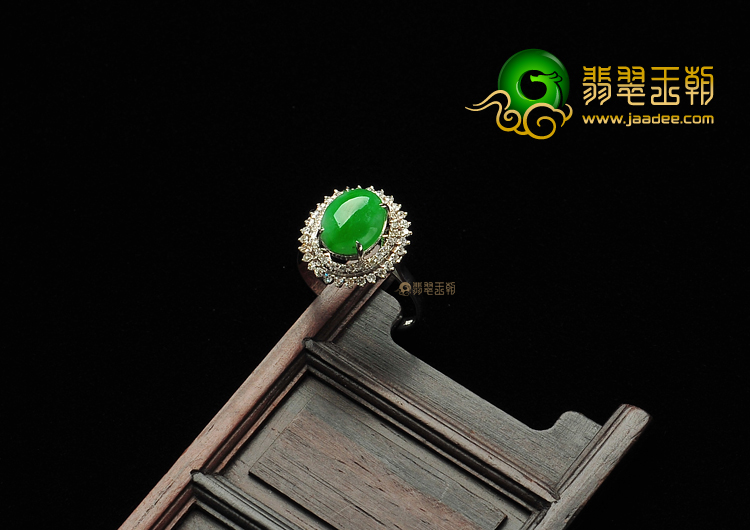糯冰种翠色镶白金戒指(真钻)