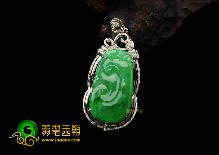 冰种飘翠镶白金如意胸坠(真钻)