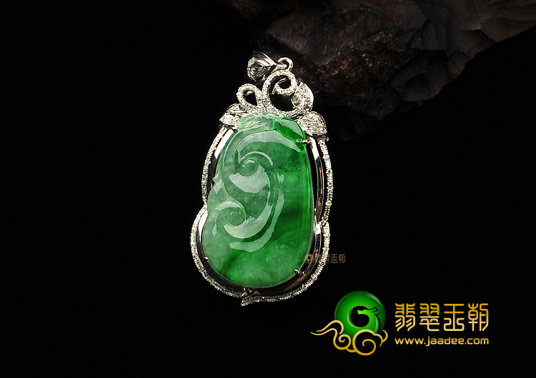 冰种飘翠镶白金如意胸坠(真钻)