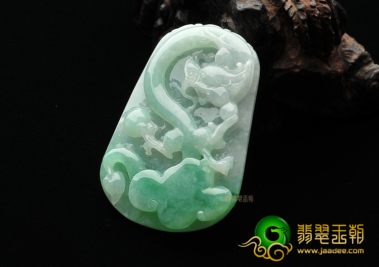糯冰种飘翠龙牌挂件