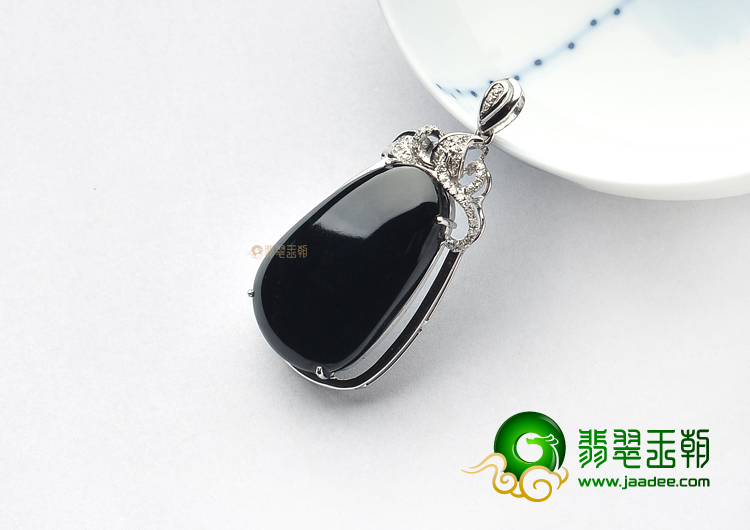 (超值推荐)糯冰种墨翠镶白金胸坠(真钻)