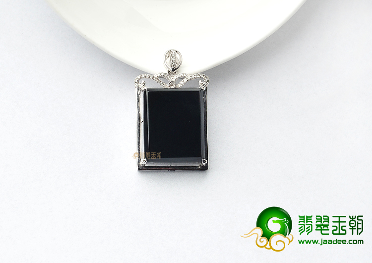 (超值推荐)糯冰种墨翠镶白金方牌胸坠(真钻)