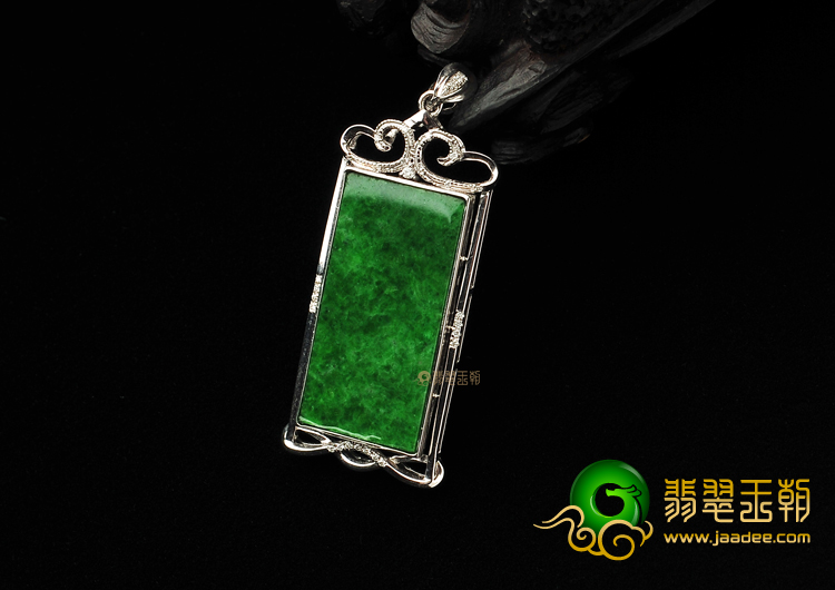 (超值推荐)糯冰种浓绿镶白金方牌胸坠(真钻)