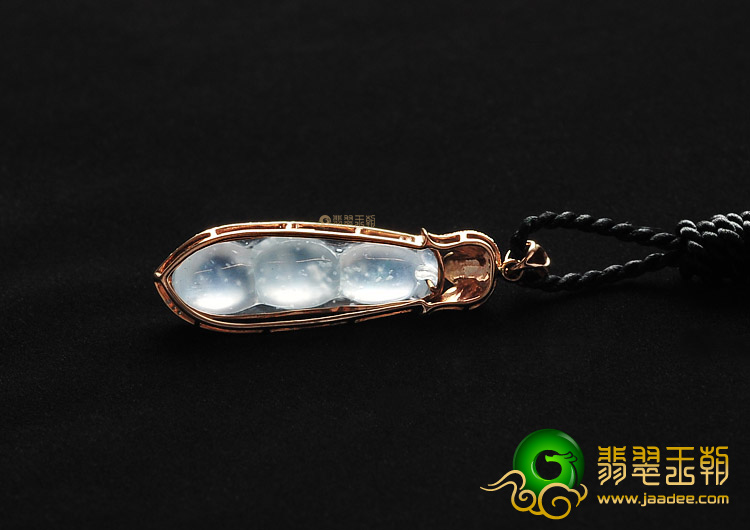 冰玻种淡晴水镶玫瑰金四季豆胸坠(真钻)