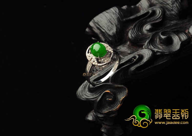 糯冰种翠色镶白金戒指(真钻)