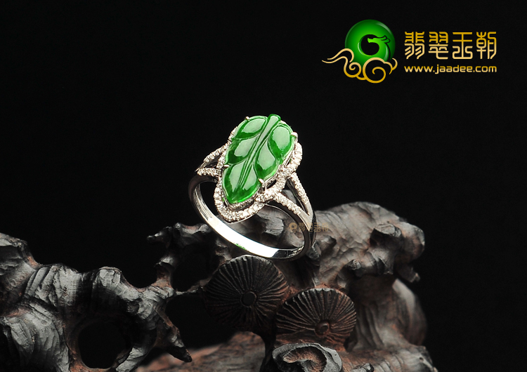 糯冰种翠色镶白金金枝玉叶戒指(真钻)