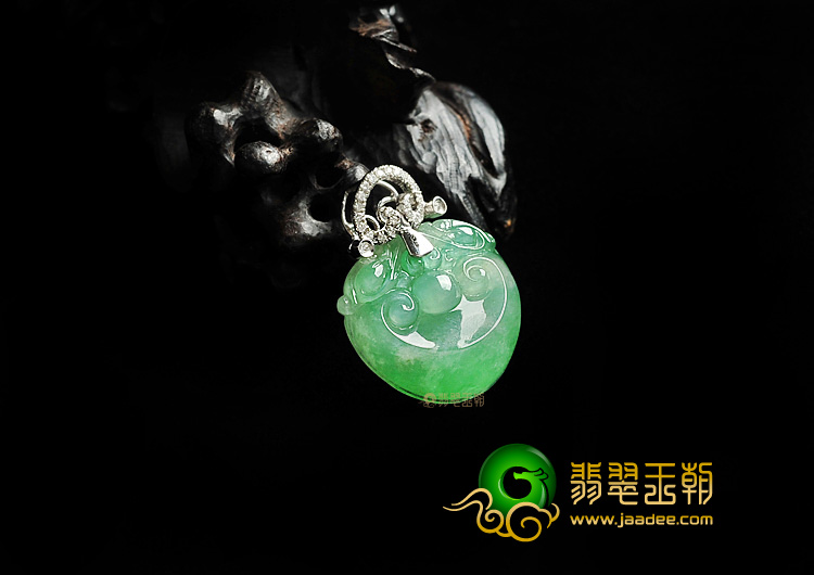 冰种绿晴水镶白金长命锁胸坠(真钻)