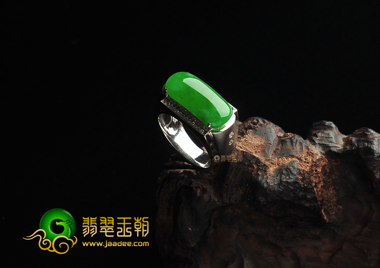 糯冰种阳绿镶白金马鞍戒指（真钻）